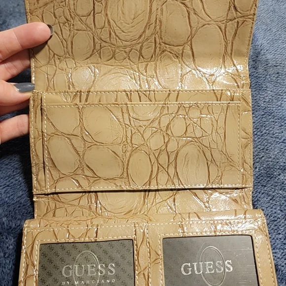 Guess Wallet - Picture 3 of 4